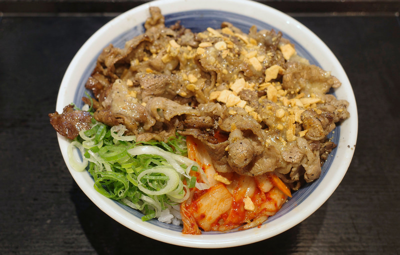 「背徳にんにくカルビ丼」は、カルビはもちろんのことキムチ、青ねぎもボリューミー！