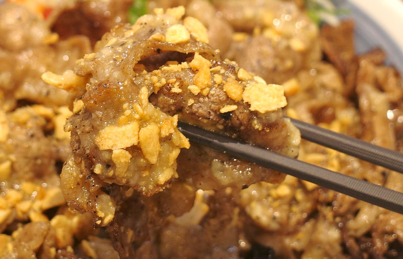 カルビはにんにく塩だれの味、素材の持つ旨味が激強で、ご飯が恋しくなります！