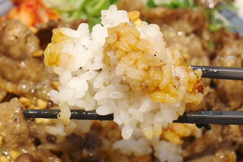 ご飯にもにんにく塩だれがかかっているものの、一心不乱にがっつくには旨味が足りないので早々にカルビをまとわせたいのが本音！