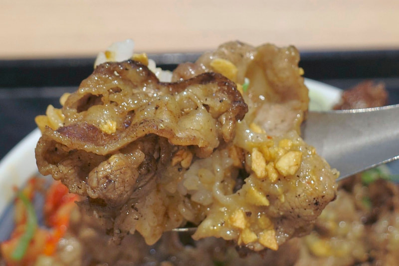 ご飯にカルビを絡めて喰らうとウマウマ！