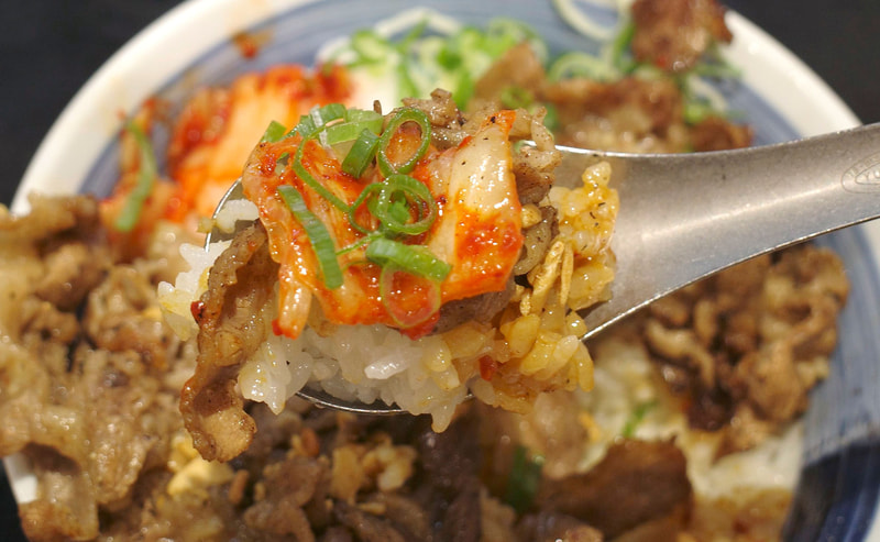 「背徳にんにくカルビ丼」は具を全部乗せて頬張るのが正解！