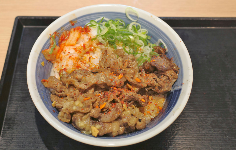 やみつき旨辛秘伝の粉を丼ぶり全体に振りかけたら食事もフィナーレへ！