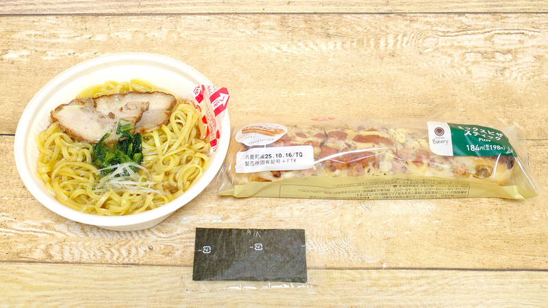 写真左は「寿々喜家監修 家系ラーメン」、右は「ミックスピザスティック」