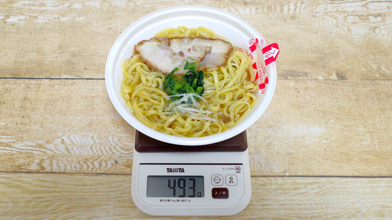 容器込みの「寿々喜家監修 家系ラーメン」の総重量は493g