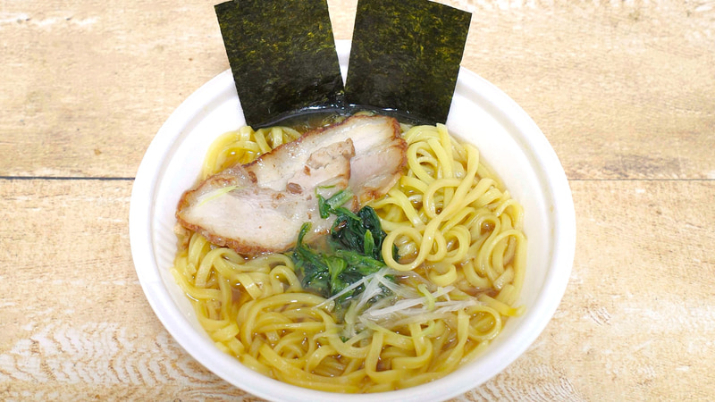 ビニールシートを抜いて焼き海苔を入れると「家系ラーメン」っぽいフォルムに