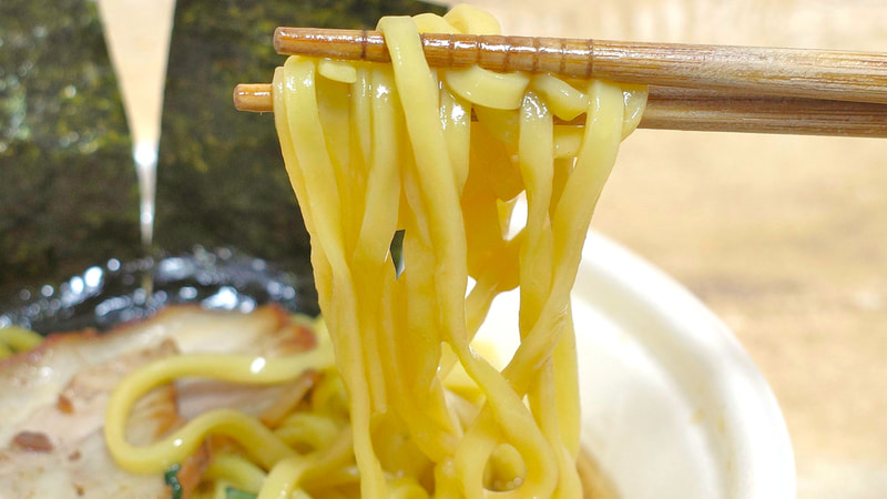 麺はもっちりかつ、醤油豚骨味のスープも絡んで素直に旨し!