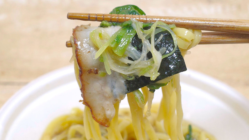 「寿々喜家監修 家系ラーメン」は、麺にスープと具をまとわせて喰らうのが最高にウマウマ!