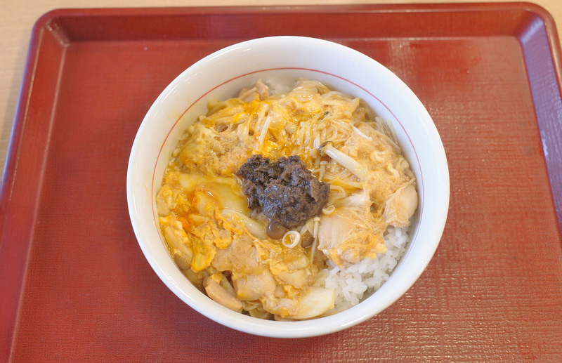 「黒トリュフ薫る きのこ親子丼(ごはん大盛)」は、ごはん大盛にして良かったと思えるくらい具材の重量感に惚れ惚れ！