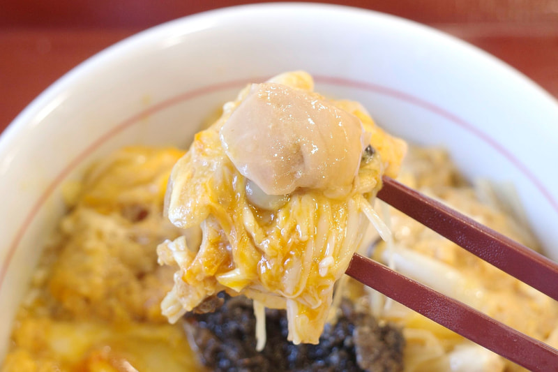鶏肉ときのこの玉子とじは玉子、つゆ、鶏肉とあわせて3種類のきのこが加わることで旨味と爽快感がUP！