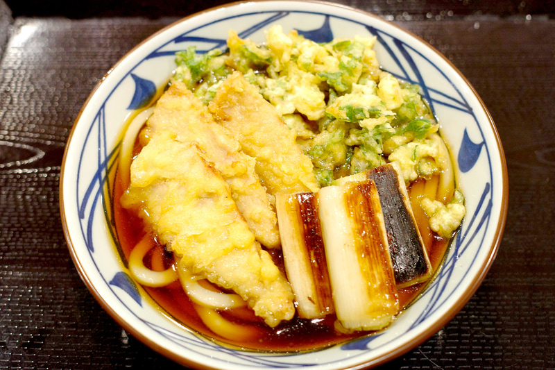 「漬けまぐろ天と焼きねぎのねぎまうどん」は、どの具もビッグサイズ!
