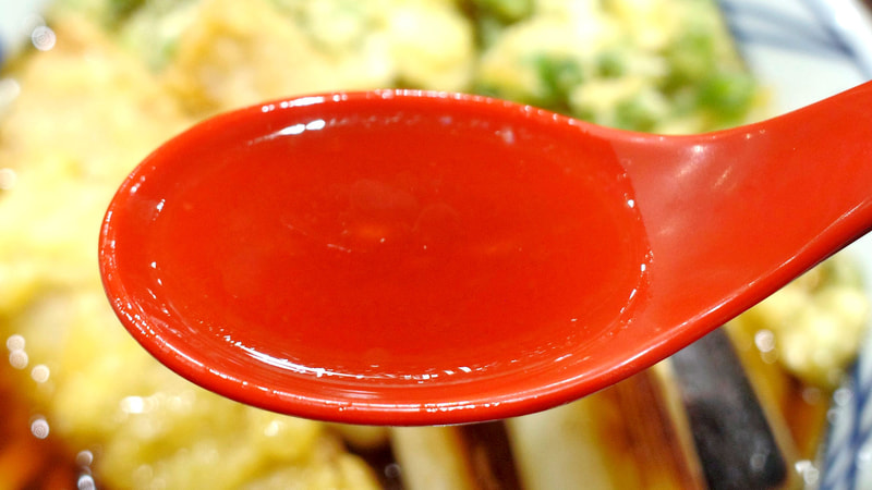 「漬けまぐろ天と焼きねぎのねぎまうどん」のつゆは、旨味、塩気、甘味が一体となってディープな味わい!