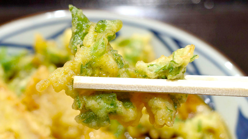 春菊・えのきの天ぷらは、目が覚めるような春菊の苦味によって後味がピチッと引き締まります!