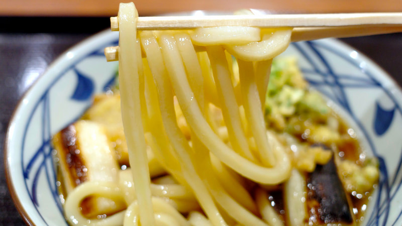 うどんは打ち立て、茹でたてなので味のクオリティは高く、出汁、塩気、甘味を強く効かせたつゆとも、よくなじんで激ウマ!