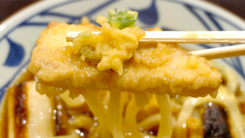 「漬けまぐろ天と焼きねぎのねぎまうどん」のうどんは春菊・えのきの天ぷら、まぐろ天と一緒に喰らうのがおすすめ!