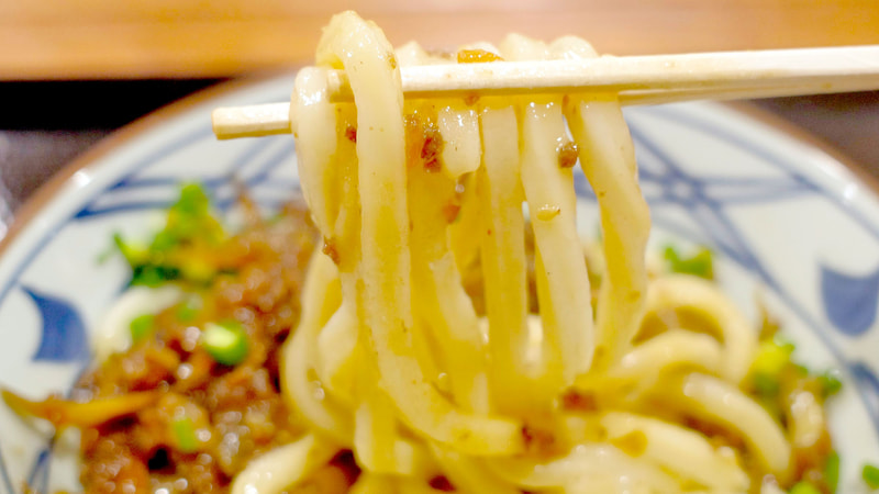 「飛騨牛しぐれ煮ぶっかけうどん」は、汁気少なめなぶっかけスタイルであることが功を奏して、うどんの力強い歯ごたえが長持ちする上に、飛騨牛のしぐれ煮の味が鮮明に感じられます