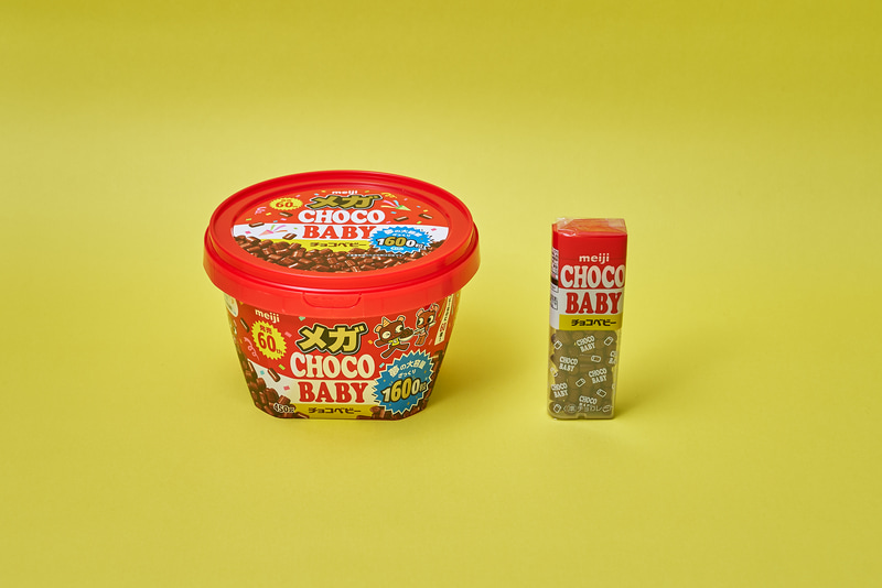 左が「(祝)60周年記念品 夢の大容量!メガチョコベビーバケツ」、右が「チョコベビー」