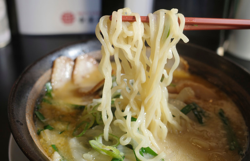 麺はハリが良好で、味噌とんこつスープが即座に馴染んでメチャウマ!