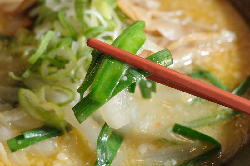 香り強めなニラと、やさしい甘味に満ちた玉ねぎはスープに交えて味わうのがベスト!