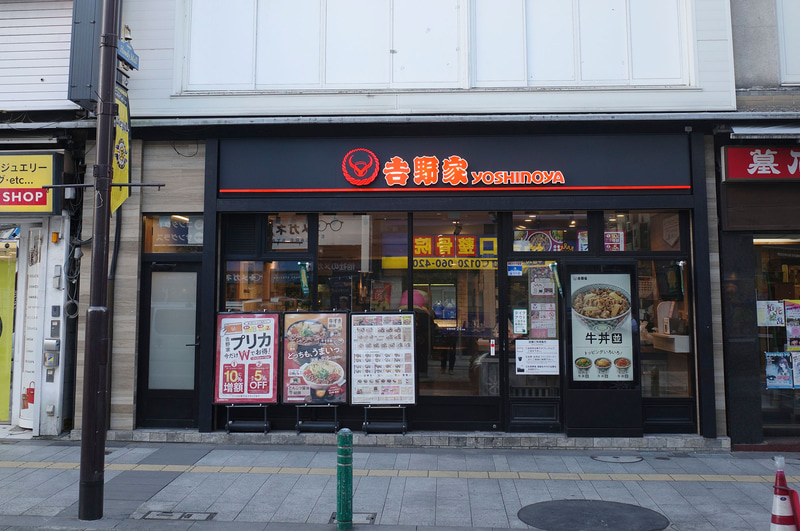 店舗の入口には「とんこつ醤油牛鍋膳」と、同時発売の「牛すき鍋膳」の大きなポスター!