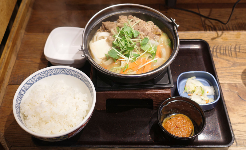 「とんこつ醤油牛鍋膳」には、ご飯、にんにくマシマシだれ、お新香がついてきます!