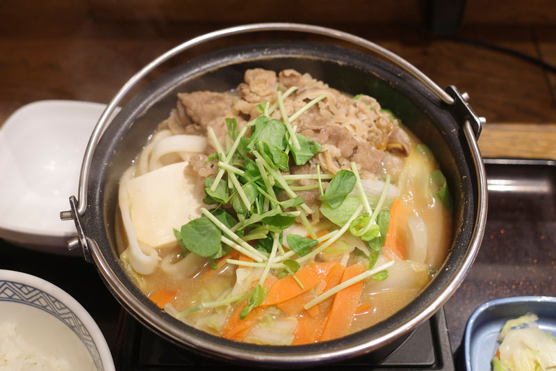 とんこつ醤油牛鍋は牛肉はもちろんのこと、野菜などの具もガッツリ入っています