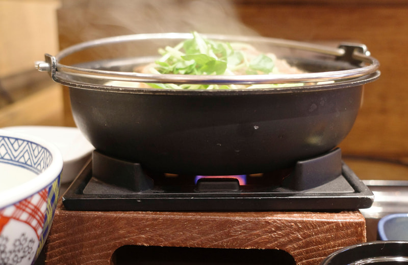 15分くらい時間をかけて食事を終えたあとも、固形コンロの火は灯っていました!