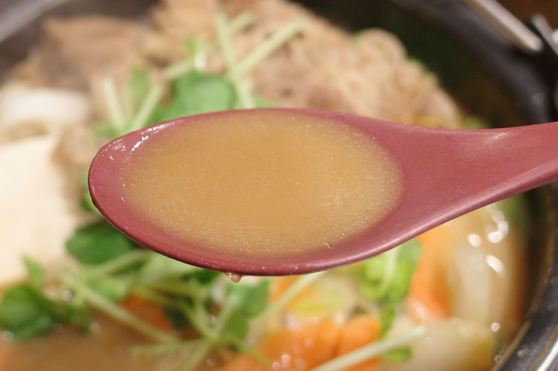 とんこつ醤油スープはラーメン店と協力して開発したこともあって、攻撃的なとんこつ出汁の旨味と醤油の塩辛さで旨し!