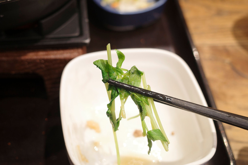 豆苗は煮えてくたくたになったタイミングでつまむのがベスト!