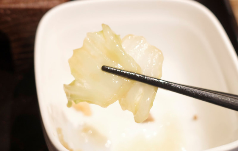 白菜は素材感が消失してしまうほどにとんこつ醤油スープの味と同化しています!