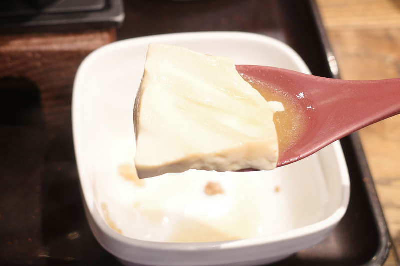 絹豆腐はとんこつ醤油スープが染み込むのを見計らって食事の後半に差し掛かったあたりで喰らうのがマスト!