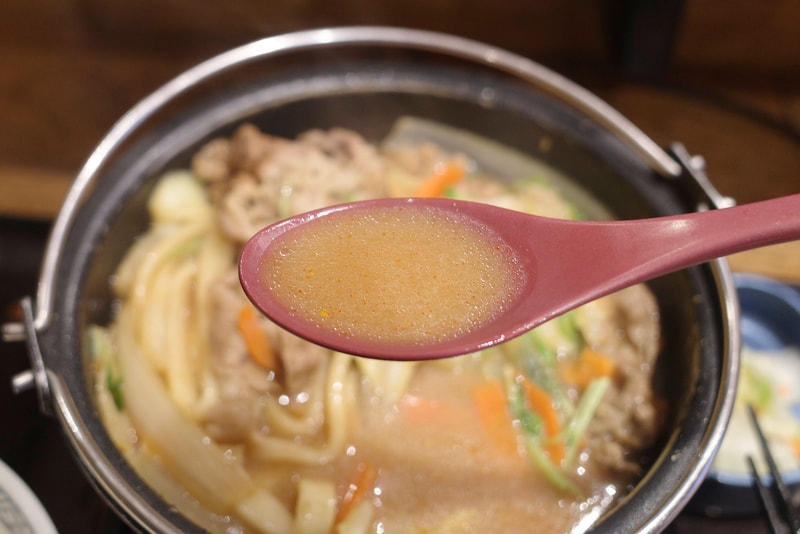 素のとんこつ醤油スープも悪くないのですが、にんにくマシマシだれが加わることで一段上の味にパワーアップ!