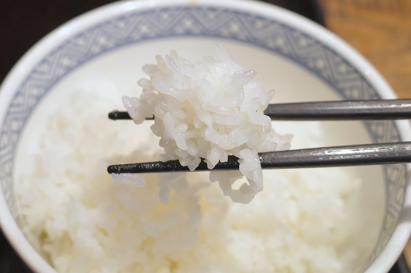とんこつ醤油牛鍋を受け止めるご飯はハリのある炊き加減!