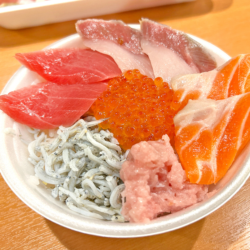 自分好みの具材で、オリジナル海鮮丼もつくれます