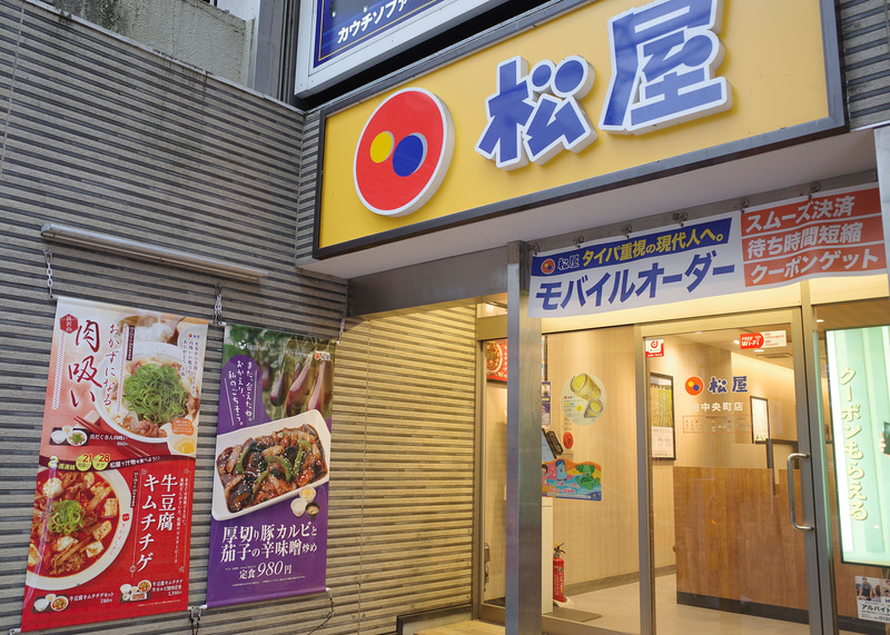 入口では「具だくさん肉吸い」、10月7日発売の「厚切り豚カルビと茄子の辛味噌炒め定食」、10月28日発売予定の「牛豆腐キムチチゲ」を大きなポスターでアピール!