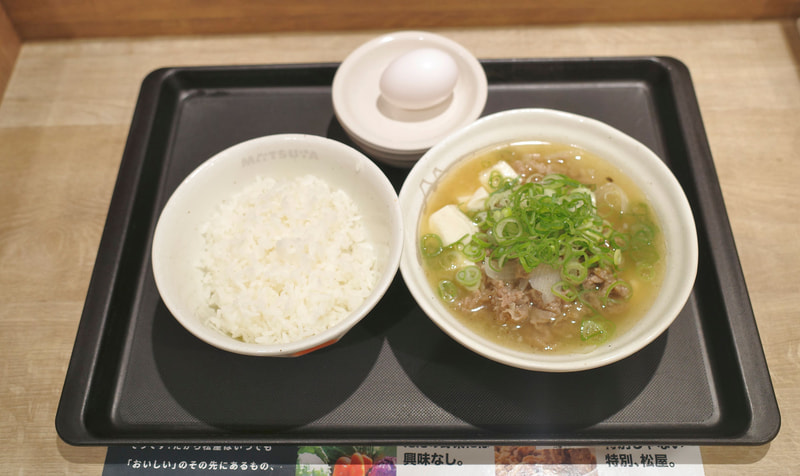 「具だくさん肉吸い」にはご飯、殻付きの生玉子がついてきます!