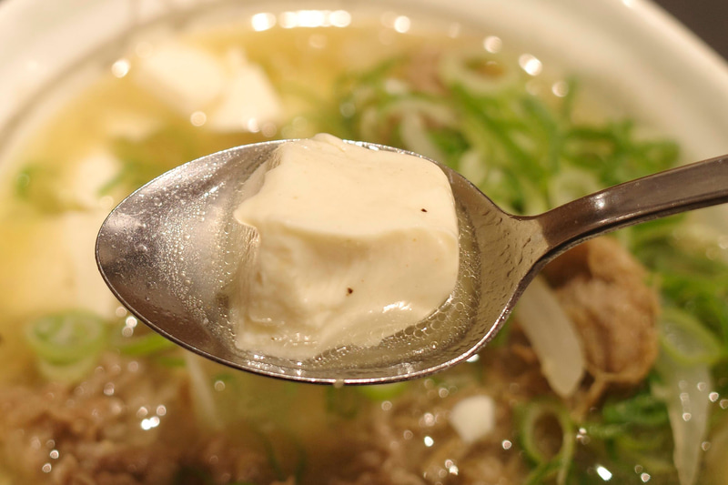 豆腐はつゆの味が染み込むのを見計らって、食事の後半に差し掛かったあたりでつまむのがおすすめ!