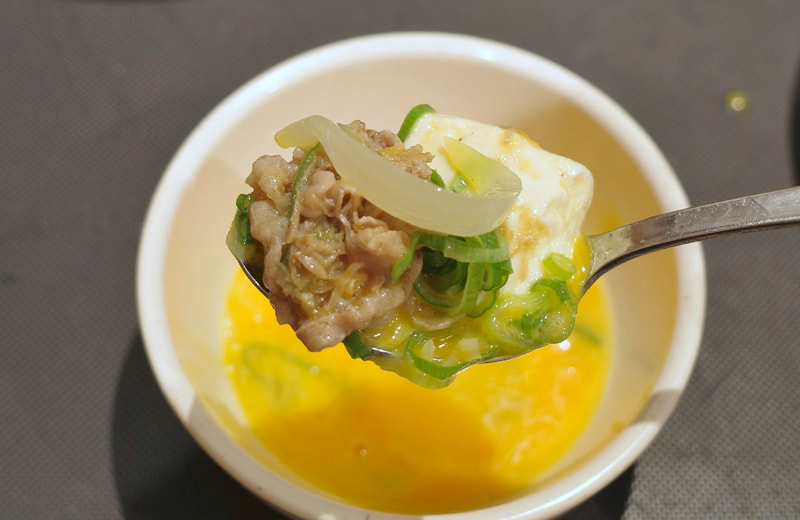生玉子を「具だくさん肉吸い」にまとわせながら味わうことで、爆発的に味の良さと爽快感が高まることを舌の上で感じながらFINISH!