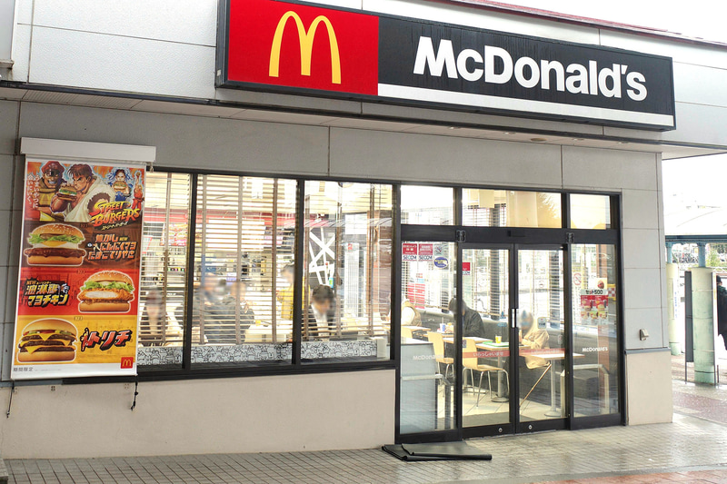 店舗入口横のスペースでは「ストリートバーガーズ」の大きなポスターでアピール!