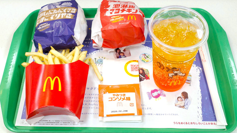 左奥から時計回りに「焦がしにんにくマヨたまごてりやき」、「油淋鶏マヨチキン」、「マックフィズ みなぎるエナジー」、「シャカシャカポテト やみつきコンソメ味」