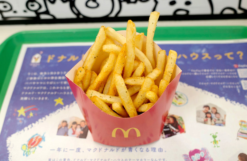 マックフライポテトにシャカシャカポテト やみつきコンソメ味シーズニングが馴染んだら元の紙箱へと戻しました