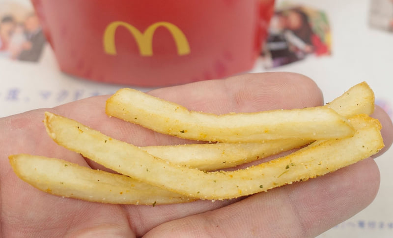 「シャカシャカポテト やみつきコンソメ味」は、ディープな旨味と塩気、軽やかな辛味のシャカシャカポテト やみつきコンソメ味シーズニングが熱々なマックフライポテトに絡んで、即冷たいドリンクが欲しくなります!