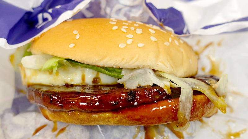 「焦がしにんにくマヨたまごてりやき」は、ベースとなった「てりやきマックバーガー」らしさを活かしつつも、ぷるぷるとした食感と白身の淡白さ、黄身の濃密な旨味が弾ける目玉焼き型の玉子、ジャンキーな味わいの焦がしにんにくマヨがあわさってウマウマ!