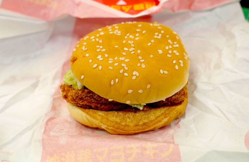 「油淋鶏マヨチキン」は、ごま付きのバンズで隠しきれないほどのチキンの絵力が強め!