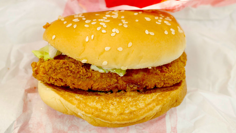 「油淋鶏マヨチキン」は、肉汁したたる鶏肉を荒々しい歯ごたえの衣で封じ込めたチキンにこってりとした旨味のマヨネーズ、甘酸っぱいタレや香味野菜と一緒にひき肉をMIXして旨味も上々な油淋鶏フィリング、レタスをごま付きバンズで挟んでメチャウマ!