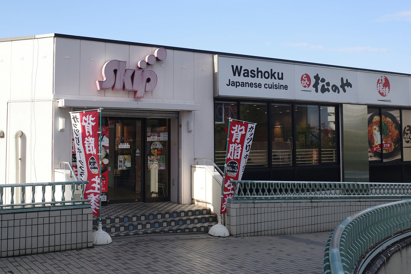 お店の入口では幟とポスターで「背脂生姜タレのポークフライドステーキ定食」を訴求!