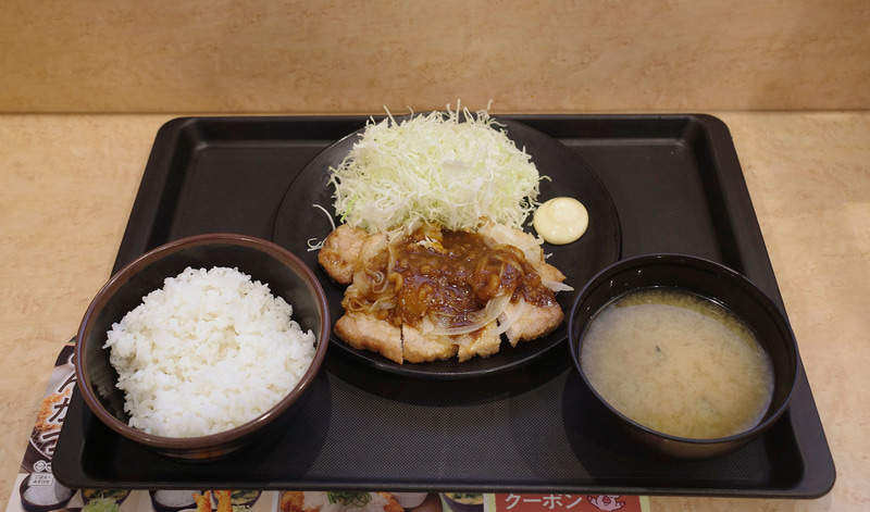 「背脂生姜タレのポークフライドステーキ定食」にはご飯、みそ汁がついてきます!
