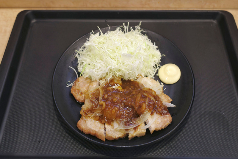 背脂生姜タレのポークフライドステーキが乗ったお皿には、千切りキャベツ、マヨネーズも盛り付けられています