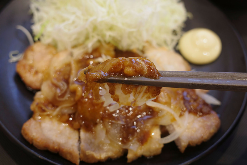 背脂生姜タレは塩気、旨味、辛味含めて激強で、さっぱりテイストな玉ねぎのソテーとタッグを組むことで、ちょうどよい濃さの味わいに!