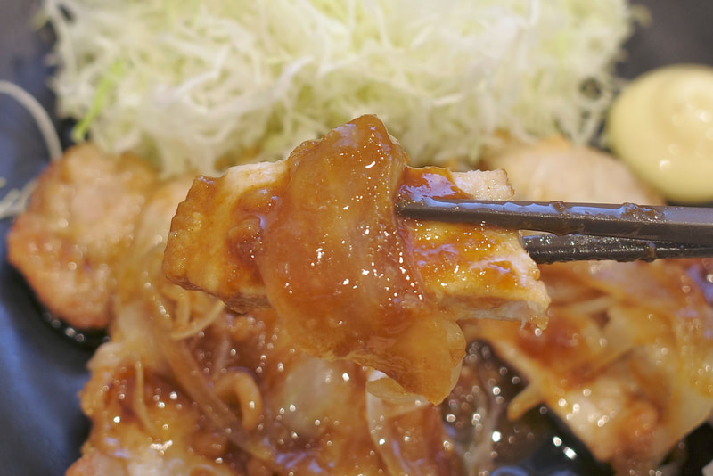 ポークフライドステーキからは衣のクリスピー感、マッシブなお肉の旨味が感じられ、下味が薄めなのが幸いして背脂生姜タレとソテーした玉ねぎの味がよく馴染んでウマウマ!