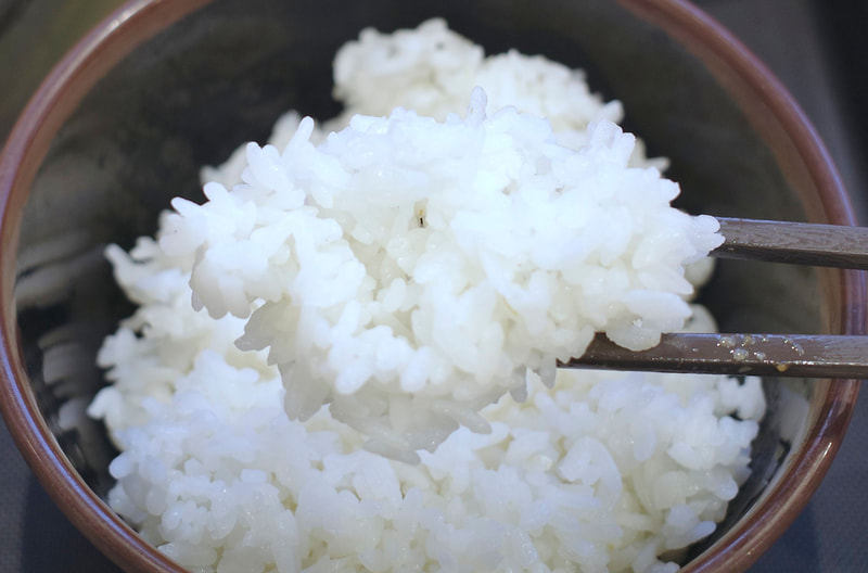 おかずを受け止めるご飯はハリのある炊き加減!